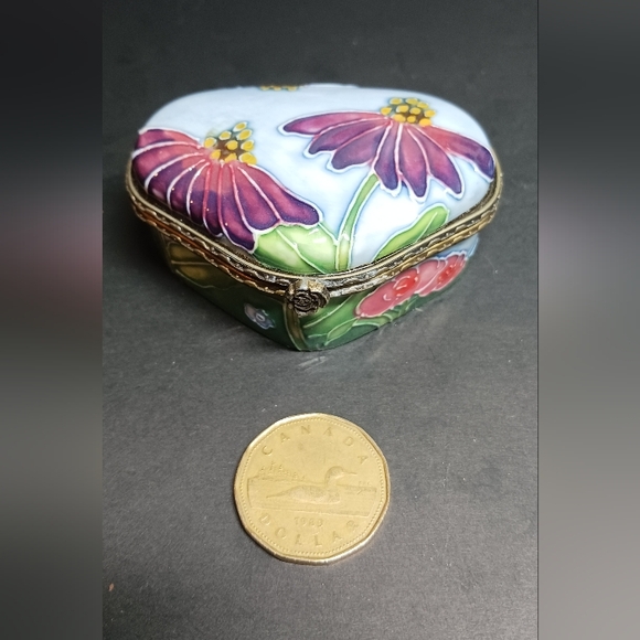 BENAYA PORCELAIN HEART SHAPED FLOWER DESIGN TRINKET BOX MARKED BENAYA JP 06 - Picture 6 of 6